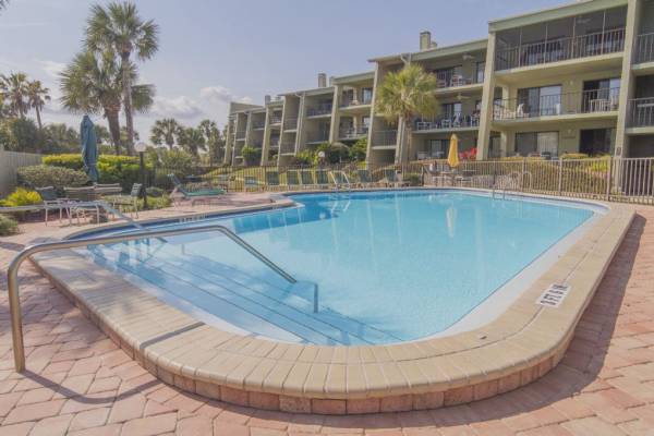 The community pool at Island South